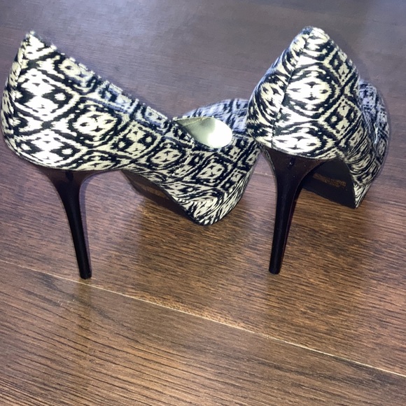 New Black and White Qupid Heels    Size 8.5 - Picture 3 of 8